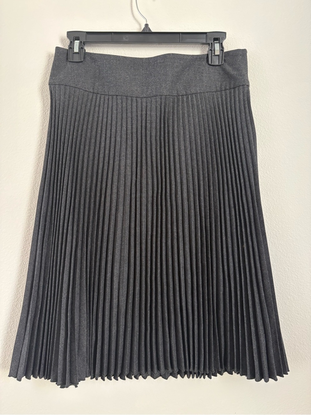 Banana Republic Classic Pleated Wool Midi Skirt (size 6) - Charcoal Gray